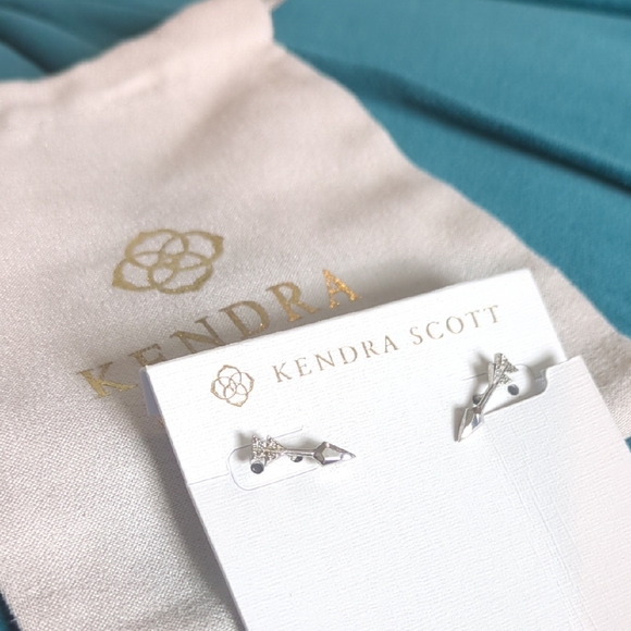 NWT Kendra Scott Zoey Arrow Stud Earrings in Silver - Picture 2 of 6
